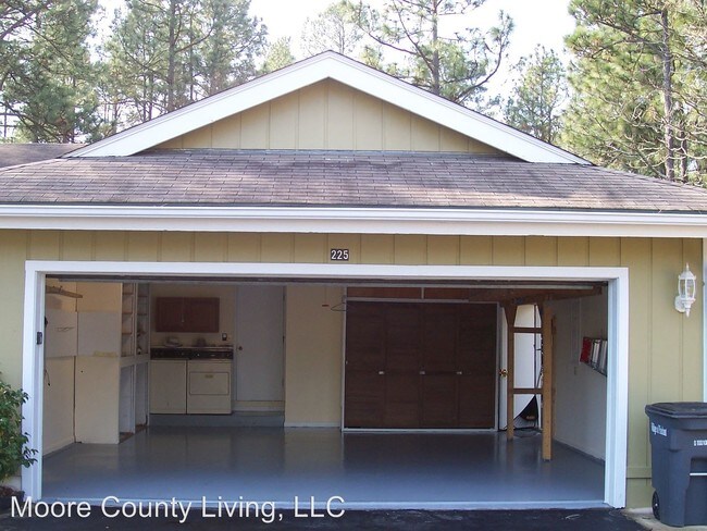 Building Photo - 225 Sugar Pine Dr