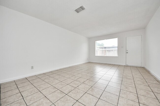 Foto del edificio - 15534 Weldon Dr