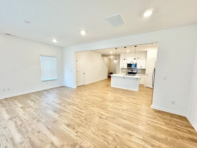 Building Photo - Beautiful 3 Bedroom Townhome minutes from I-85 - AVAILABLE NOW