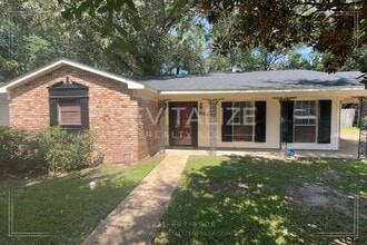 Building Photo - 511 Newport Dr W