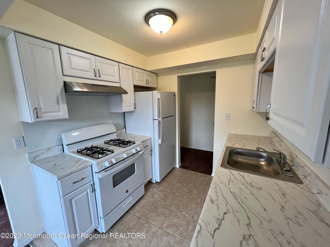 64 Stonehurst Blvd Unit E, Freehold, NJ 07728 Condo for Rent in