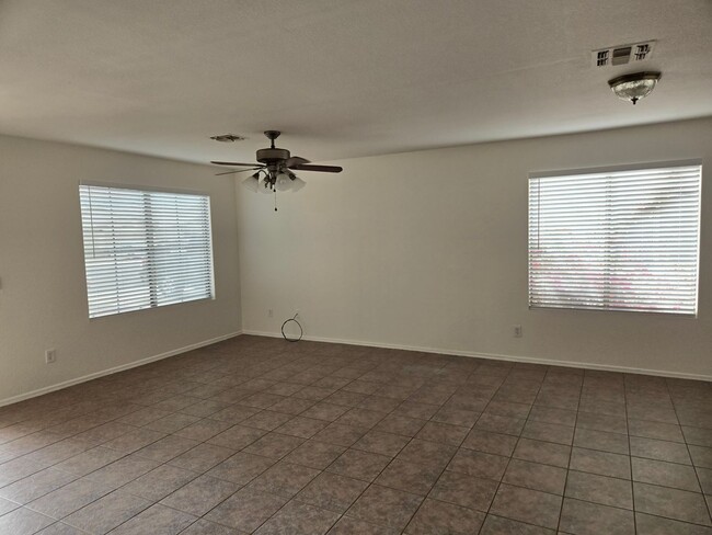 Foto del edificio - 3 bed 2 bath in Goodyear! No HOA