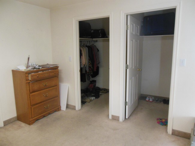 Building Photo - 25 W 880 N