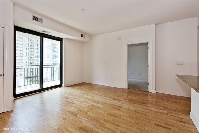 Foto del edificio - 451 W Huron St