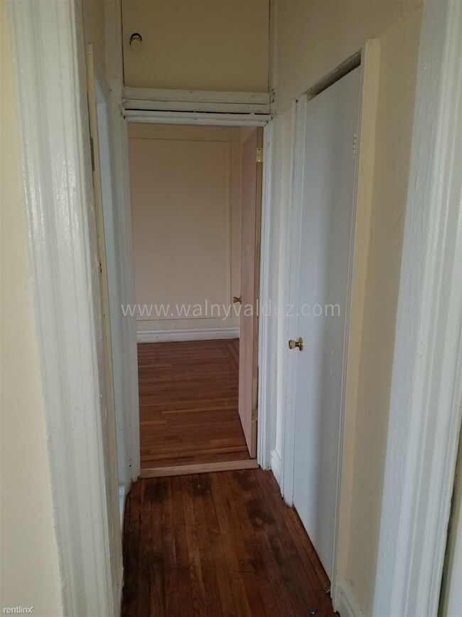 Building Photo - 1 br, 1 bath  - 2550 University Ave