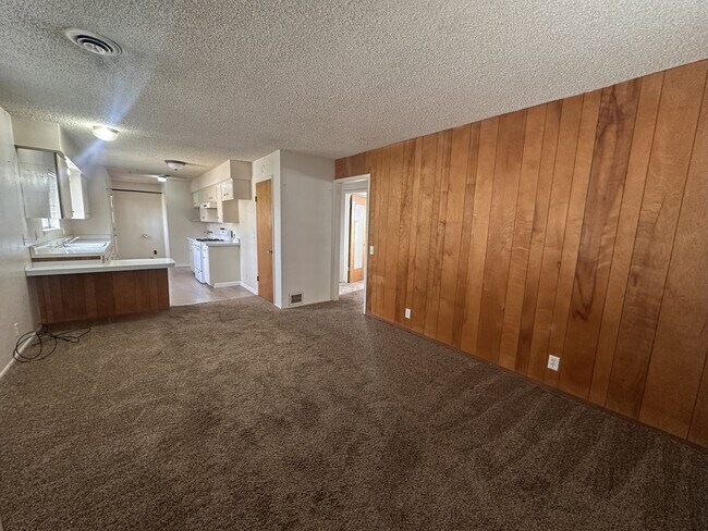 Building Photo - 2BD, 1.5BA Home