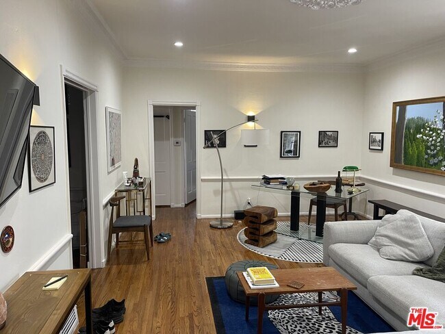 Foto del edificio - 9836 Charleville Blvd