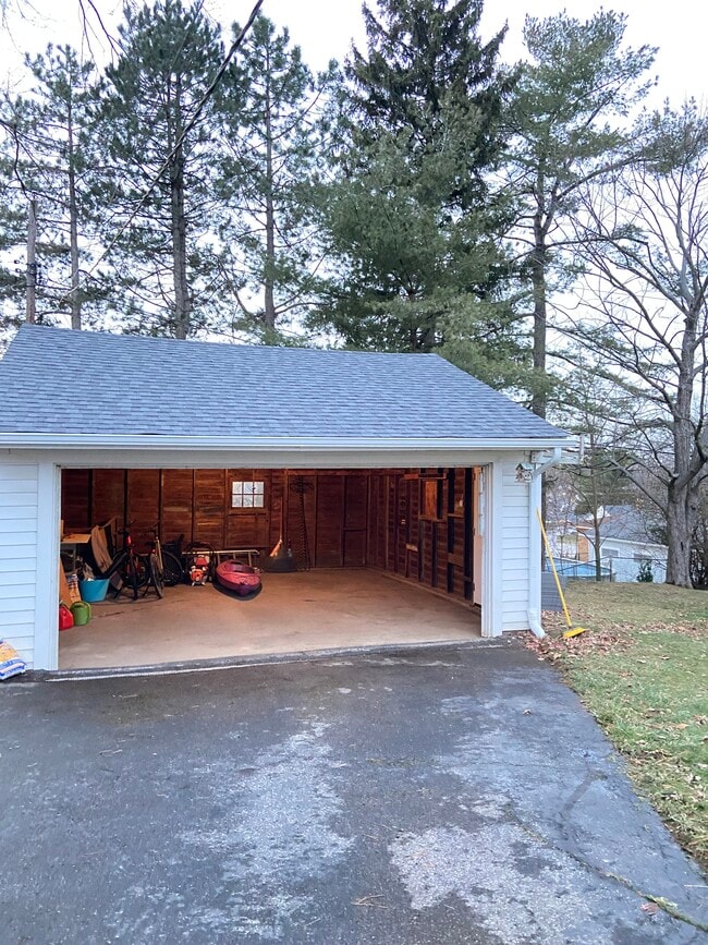 Foto del edificio - 5300 Harmony Ln