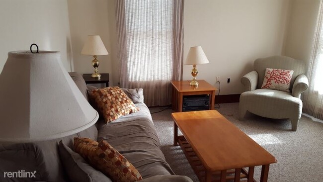 Foto del edificio - 1 br, 1 bath Apartment - 405A Elm Street