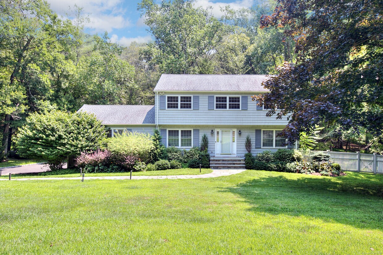 Primary Photo - 8 Clover Ln