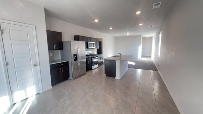 Foto del edificio - Beautiful UPGRADED 3bedroom 2 bathroom Hom...