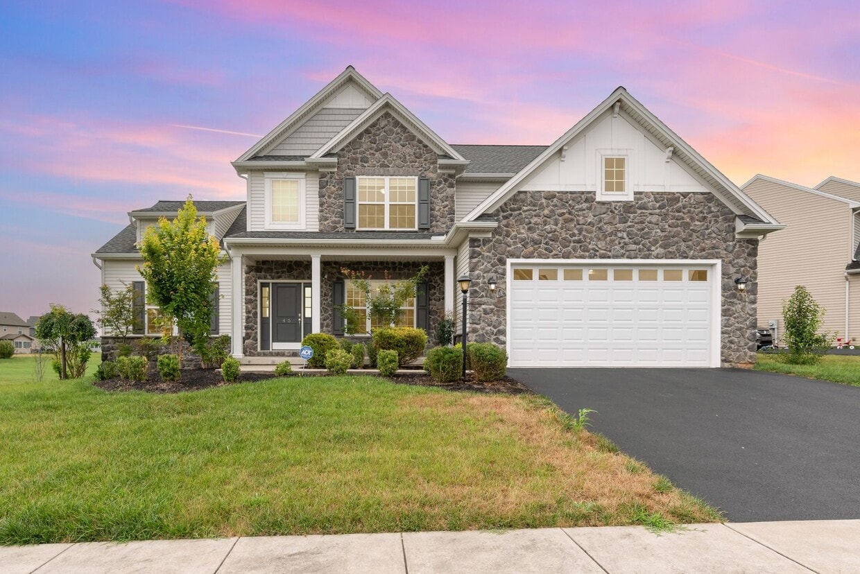 Foto principal - 45 Danbury Dr