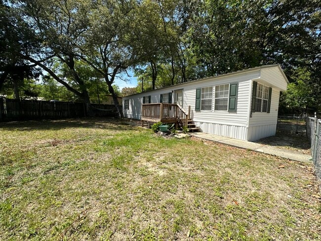 Building Photo - 621 Live Oak St