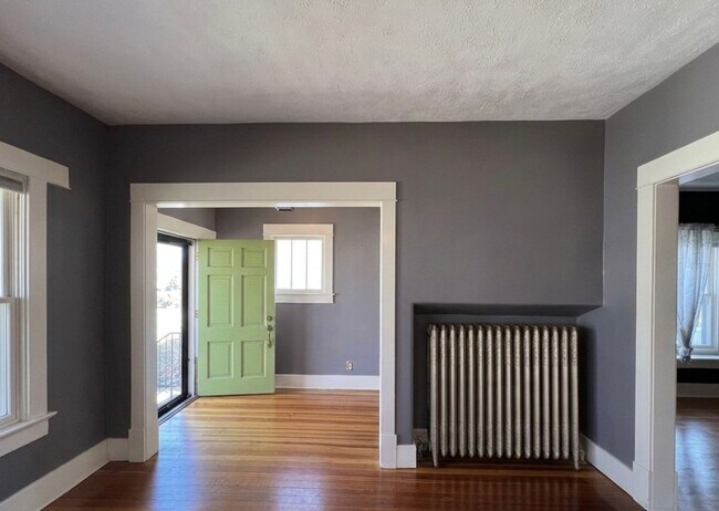 Foto del edificio - Huge Home Full of Character in the heart of MHK