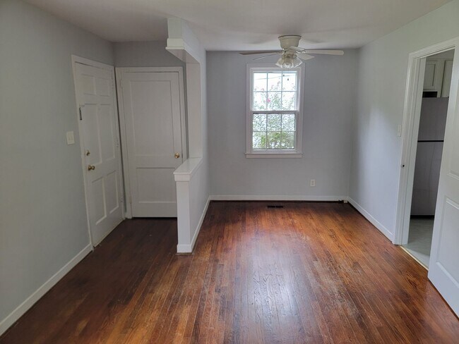 Building Photo - 2014 Bluemont Dr