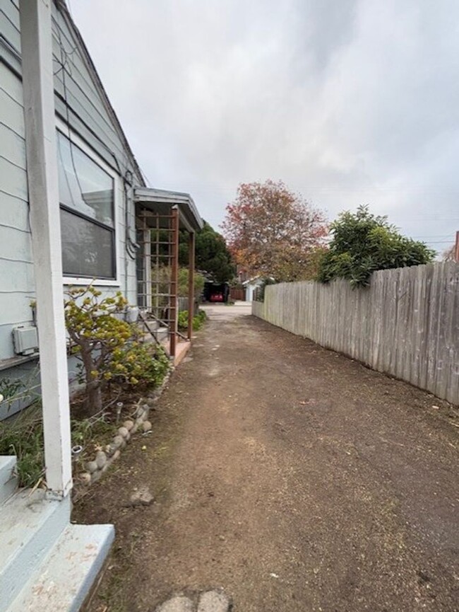 Building Photo - Renovated 2-Bed/1-Bath Home in Santa Cruz ...