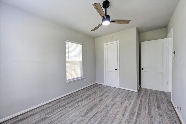 Foto del edificio - 3706 Tuam St