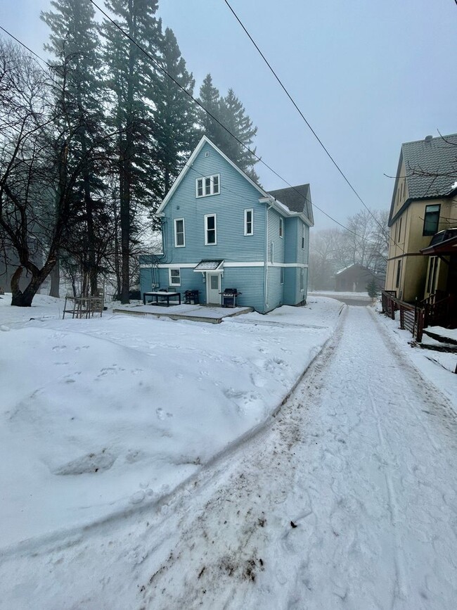 Foto del edificio - 2115 E 1st St