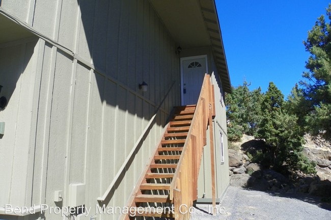 Building Photo - 1431 NE Lucinda Ct
