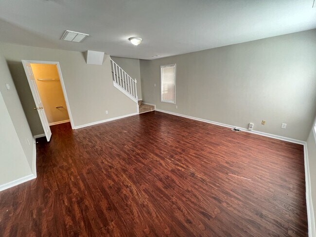 Foto del edificio - Desirable 3 Bedroom Raleigh Townhouse