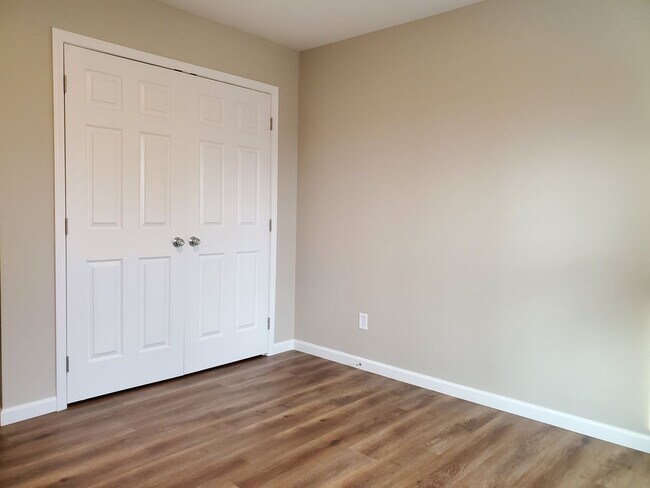 Building Photo - 3 bed, 1 bath Apartment