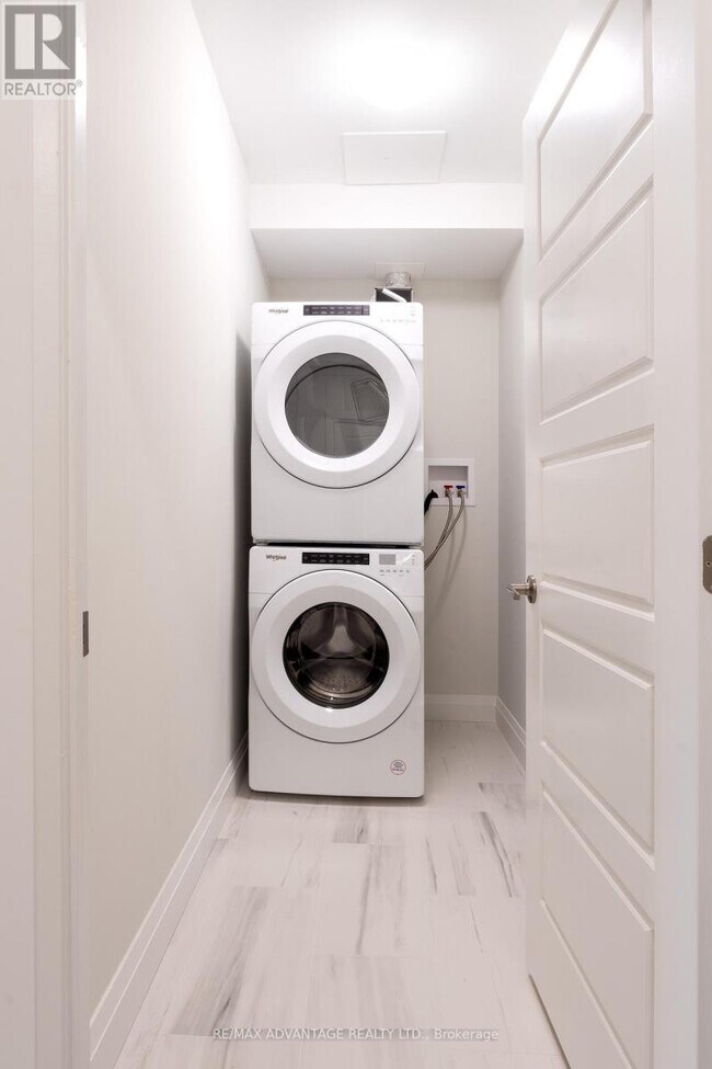 Photo du bâtiment - 1975 Fountain Grass Dr