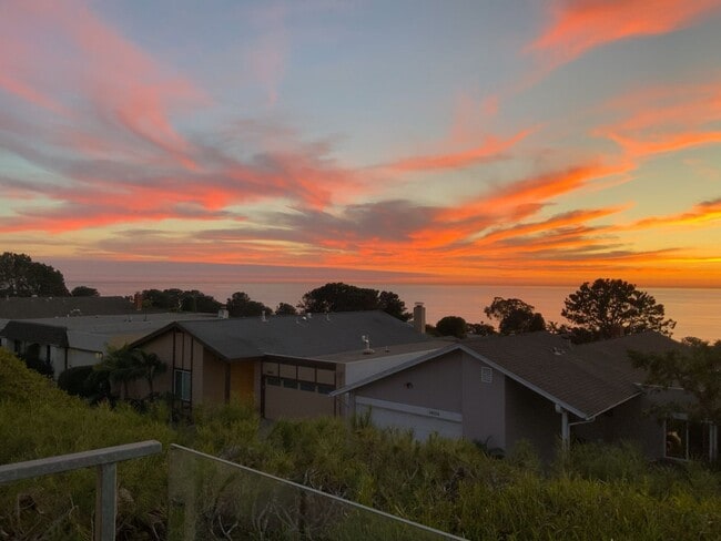 Building Photo - Stunning Ranch-Style Home with Breathtakin...