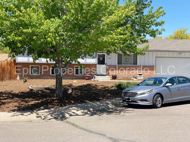 Foto del edificio - Pet-friendly Tri-Level Home with Large Backyard