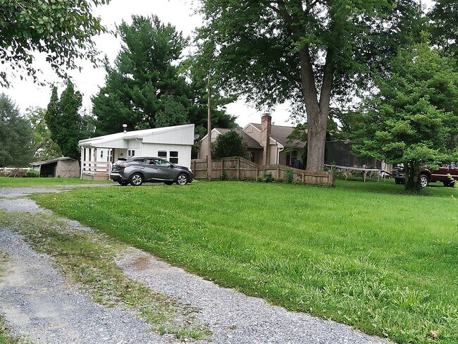 Foto del edificio - 2237 New Holland Pike