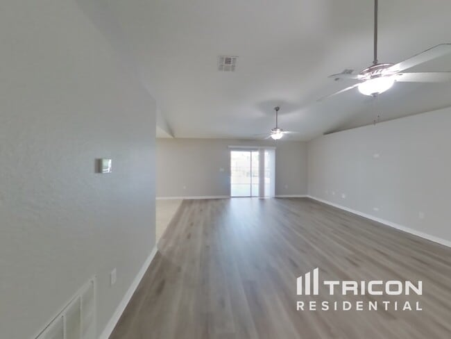 Building Photo - 1152 Tryon Cir
