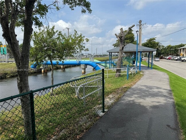 Building Photo - 550 SW 115th Ave