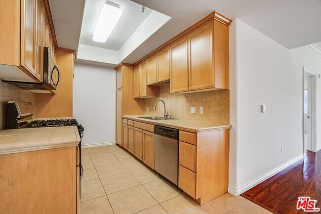 Building Photo - 3328 Oakhurst Ave