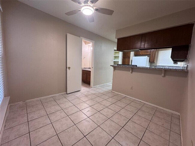 Building Photo - 10810 Sugar Hill Dr