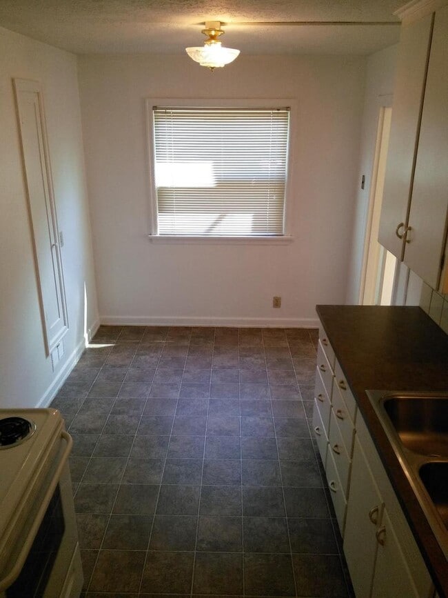Building Photo - (837) 27th Street Apts. - 1 Bedroom / 1 Ba...