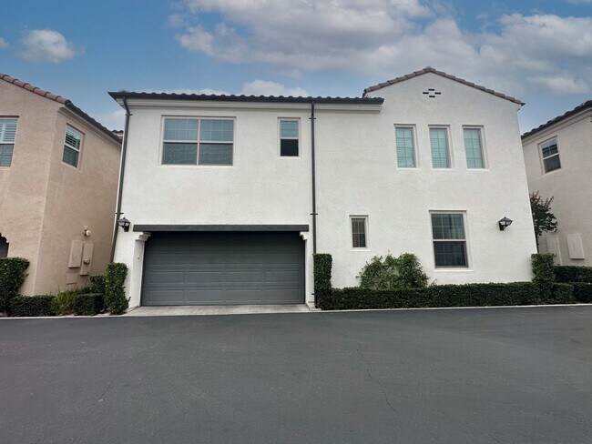 Foto del edificio - 4 BEDROOM HOME FOR LEASING IN Irvine