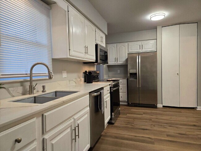 Foto del edificio - The Good Life — Over 2,200 Sq Ft with Finished Basement & Sunroom