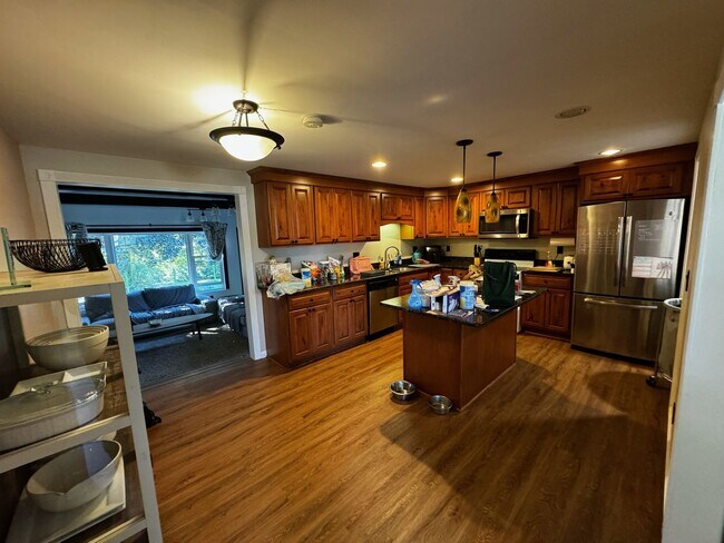 Foto del edificio - Spacious Brick Ranch, 3-Bedrooms, 2-Baths, Att. Garage- Shelby Township