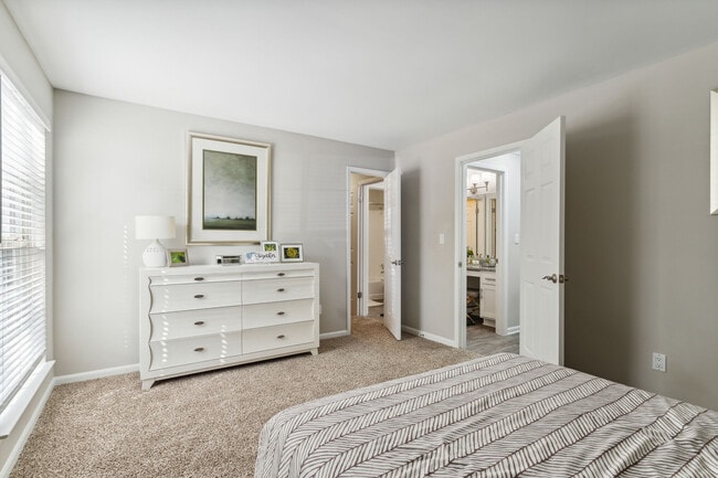 Building Photo - Spalding Bridge