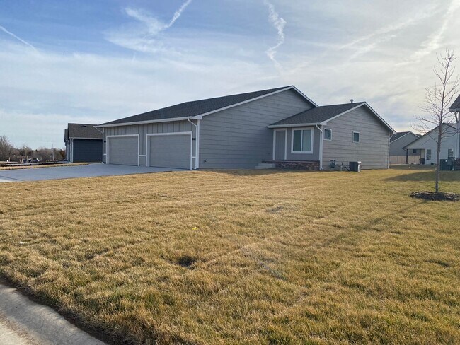 Building Photo - NEW DUPLEX Beautifully Designed For Your C...