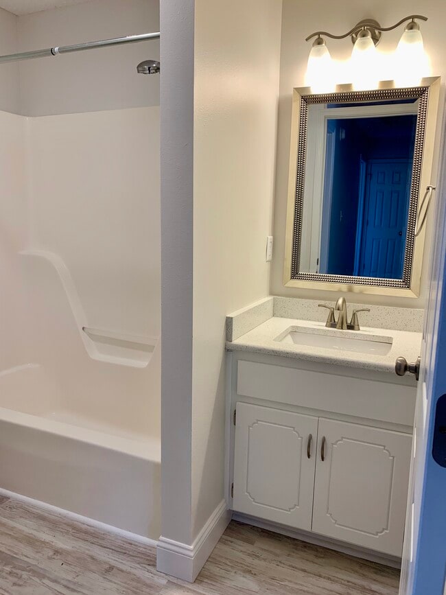 2nd bath - 4553 Barrington Ln