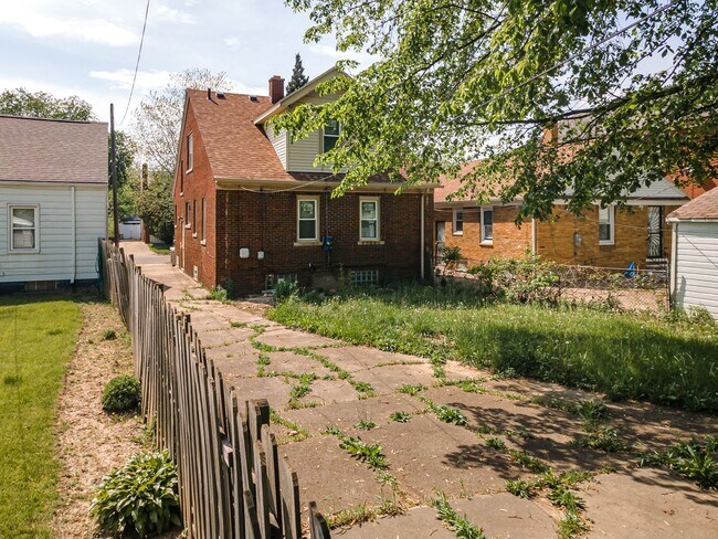 Foto del edificio - $1,350 - Renovated 4 Bed/1Bath Near Dearborn