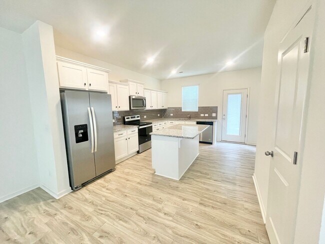 Building Photo - 3 Bedroom 2.5 bathroom Townhome Jake Alexa...