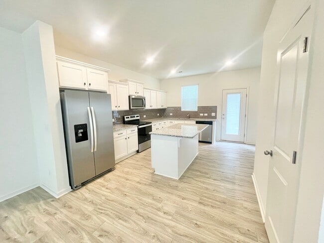 Foto del edificio - Charming 3-Bedroom End Unit Townhome Near Jack Alexander Blvd - MOVE IN SPECIAL