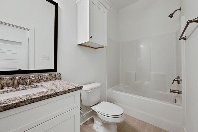 Building Photo - Stunning Townhome in the heart of Baton Rouge