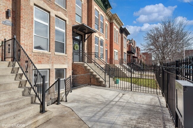 Building Photo - 2446 W Taylor St