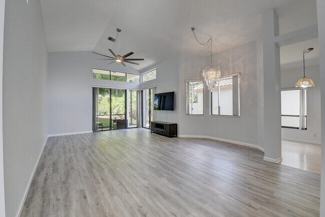 Foto del edificio - 10201 Lexington Lakes Blvd N