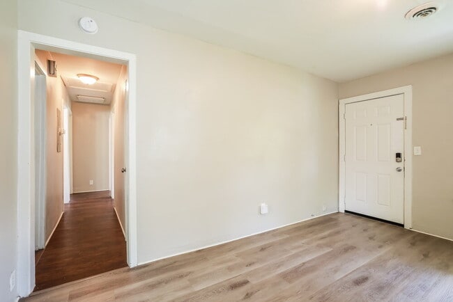 Foto del edificio - 2969 Myra St