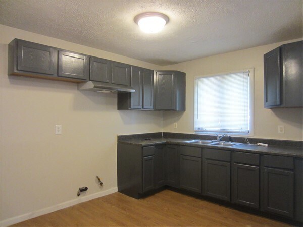 Photo - Well-Maintained 3-Bedroom Beauty! House