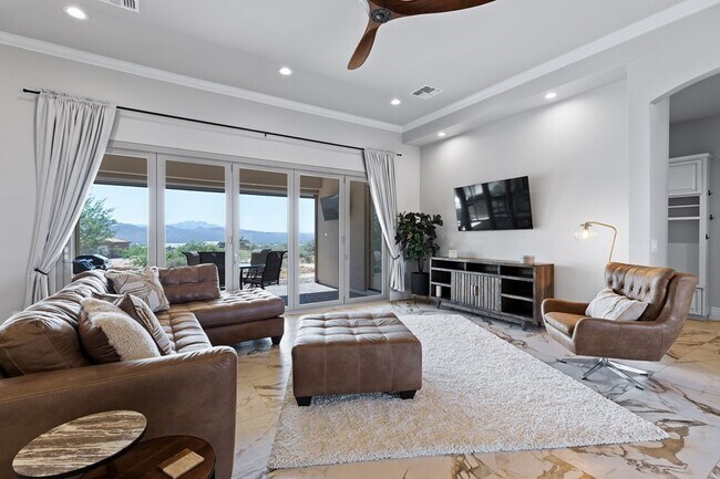 Foto del edificio - A Luxurious Fully Furnished Rental!