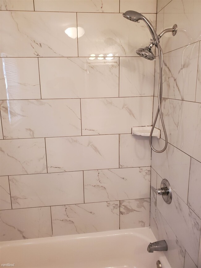 Foto del edificio - 4 br, 2 bath House - 220 Woodland Avenue